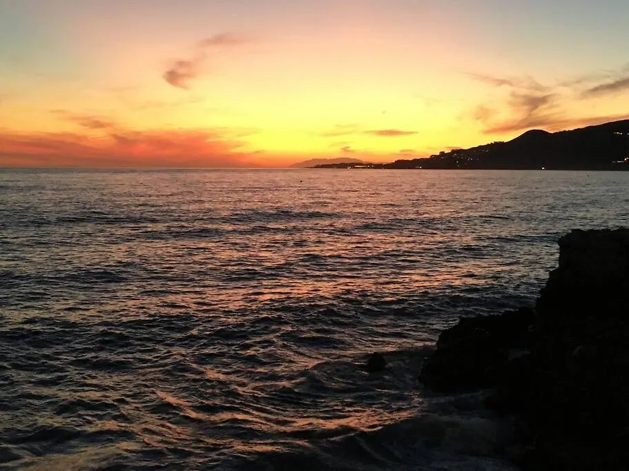 הוילה Stunning 2-Bed House In Nerja W. Pool, A/C, Garage בית נופש